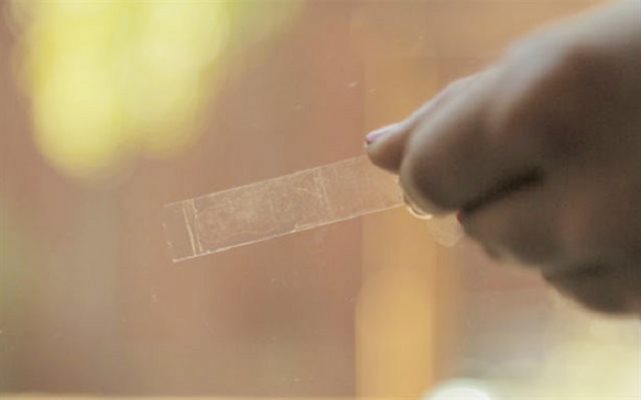 Tẩy băng dính trên kính