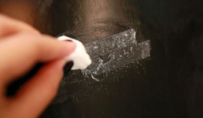 cách tẩy băng dính 2 mặt trên tủ lạnh